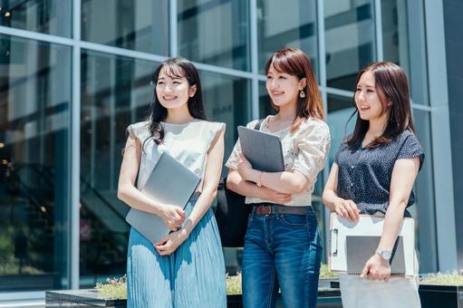 ネイルスクールに通う社会人　イメージ