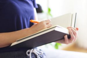 ネイルの資格は独学でも取れる？プロを目指すための資格や勉強方法のイメージ画像