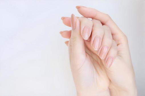 ネイルオイルの効果や正しい使い方は？塗ったあとはどうする？クリームとの違いや効果まで解説◎