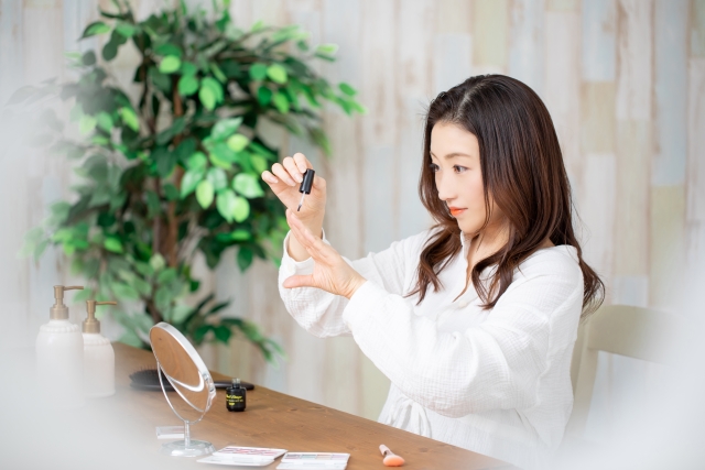 セルフネイルを楽しむ女性