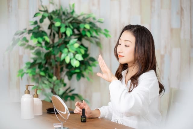 セルフで甘皮処理を行う女性