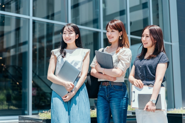 ネイルスクールに通学する生徒たち
