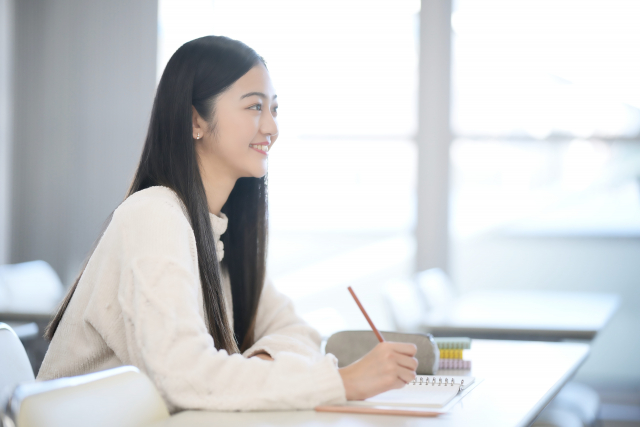 講座を受ける女性