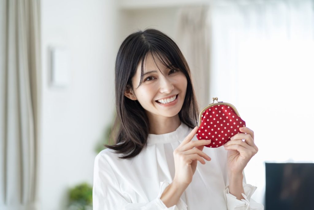 お財布を持つ女性