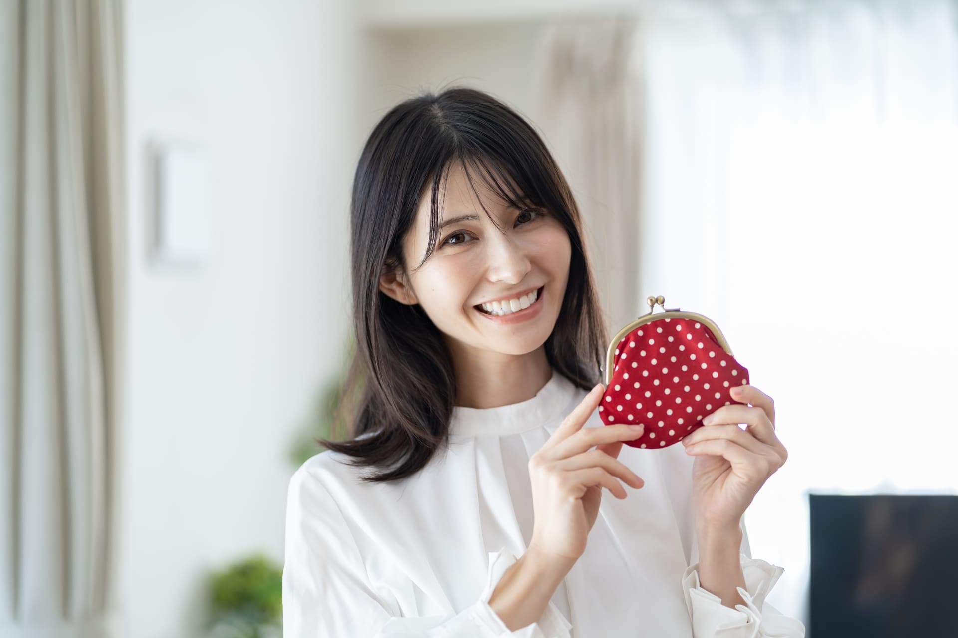 お財布を持つ女性