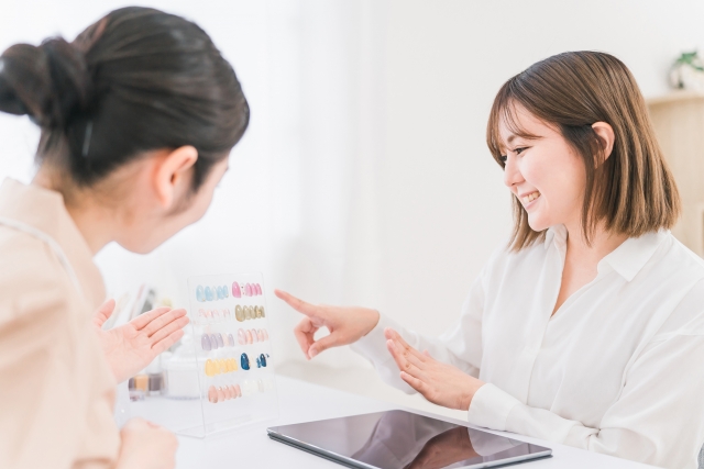 接客中のネイリスト