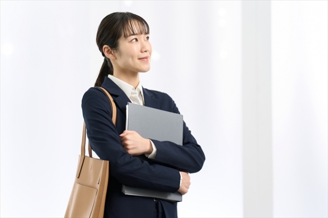 ネイルサロンの就職先と選び方について考える女性