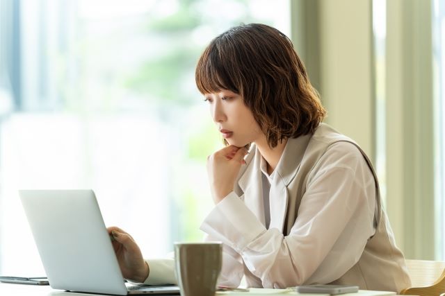 パソコンを眺める女性