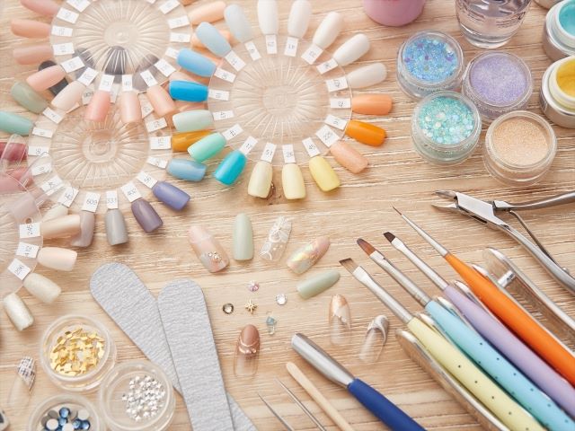 ネイル道具とネイルチップ